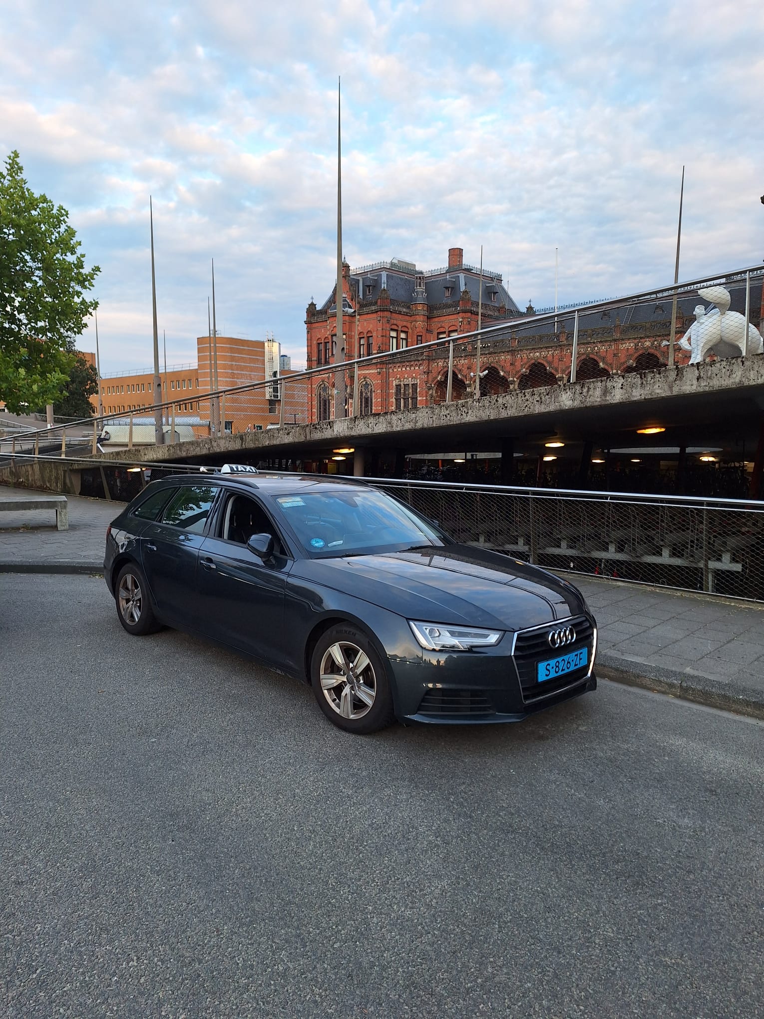 Taxi Reitdiep, Audi A4 Avant, bij het station van Groningen